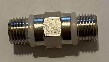 Złączka nypel ¼” X ¼” do łączenia kolumn filtrów Olympus Plus i Olympus GIGA wyposażone w dwa oringi uszczelniające.