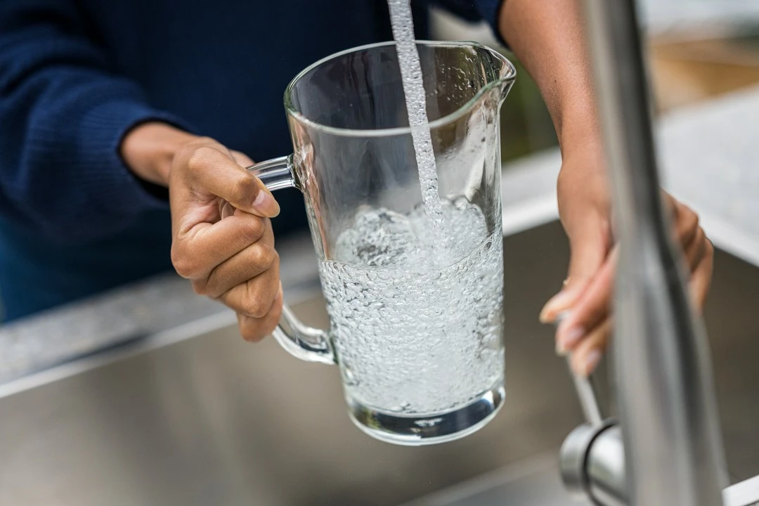 nalewanie-wody-z-kranu-do-dzbanka